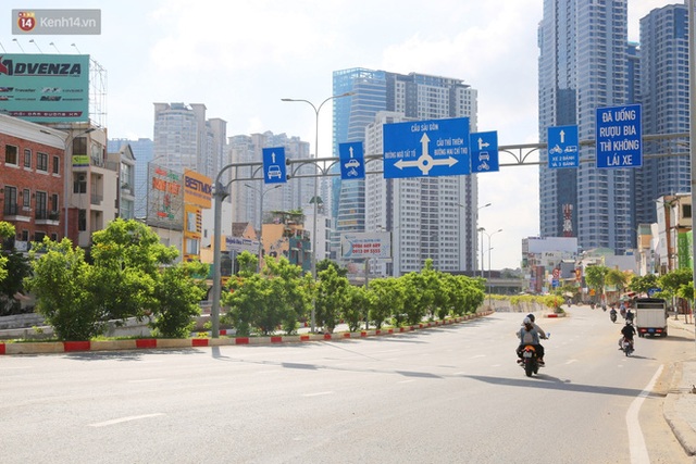 TP.HCM ngày đầu tiên giãn cách xã hội: Đường sá vắng vẻ lạ thường, chỉ lác đác người dân ra khỏi nhà khi thực sự cần thiết - Ảnh 27.