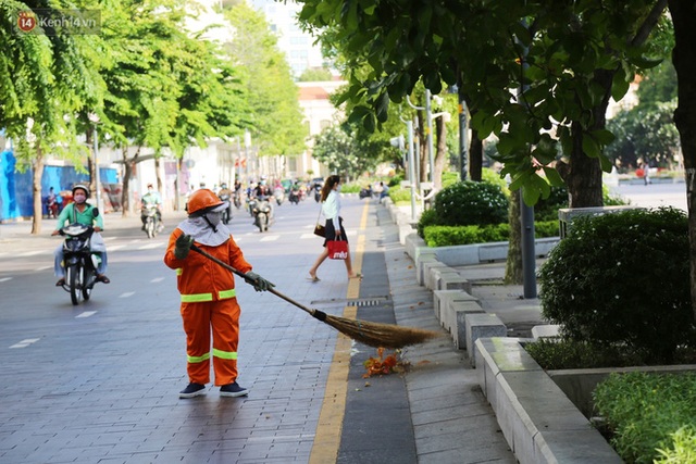 TP.HCM ngày đầu tiên giãn cách xã hội: Đường sá vắng vẻ lạ thường, chỉ lác đác người dân ra khỏi nhà khi thực sự cần thiết - Ảnh 5.