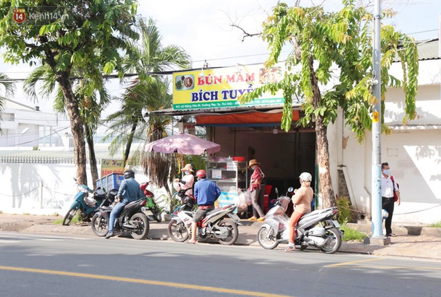 TP.HCM ngày đầu tiên giãn cách xã hội: Đường sá vắng vẻ lạ thường, chỉ lác đác người dân ra khỏi nhà khi thực sự cần thiết - Ảnh 10.