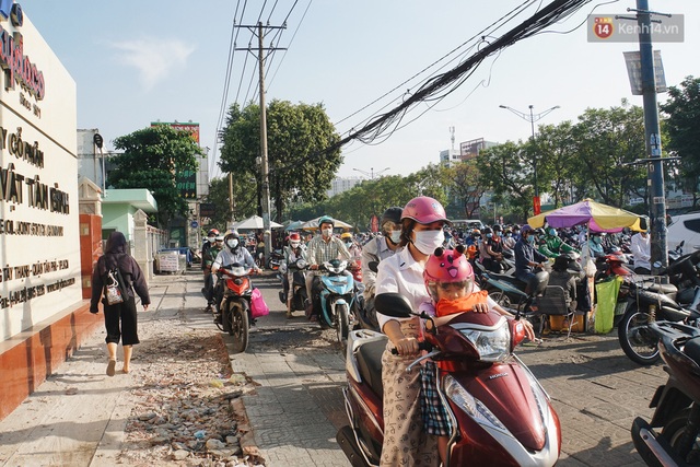 Ngày đầu đi làm sau nghỉ lễ, người Sài Gòn bị trễ giờ vì kẹt xe quá kinh khủng - Ảnh 11.