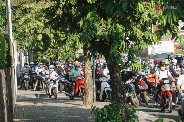 Ngày đầu đi làm sau nghỉ lễ, người Sài Gòn bị trễ giờ vì kẹt xe quá kinh khủng - Ảnh 13.