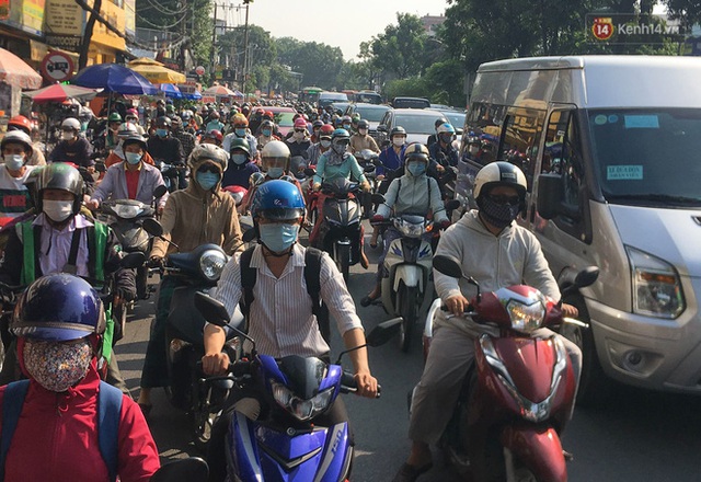 Ngày đầu đi làm sau nghỉ lễ, người Sài Gòn bị trễ giờ vì kẹt xe quá kinh khủng - Ảnh 3.