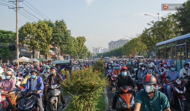 Ngày đầu đi làm sau nghỉ lễ, người Sài Gòn bị trễ giờ vì kẹt xe quá kinh khủng - Ảnh 4.