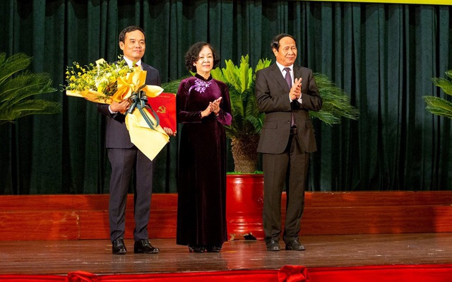 Bà Trương Thị Mai, Ủy viên Bộ Chính trị, Bí thư Trung ương Đảng, Trưởng Ban Tổ chức Trung ương trao Quyết định của Bộ Chính trị cho ông Trần Lưu Quang.