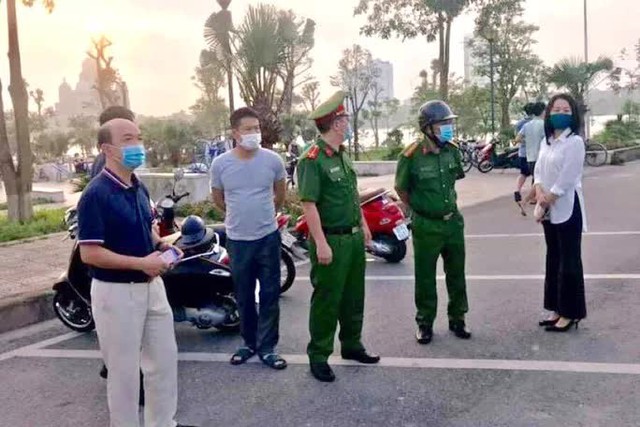 7 người cách ly tại nhà vẫn vô tư đi chợ, xem bóng chuyền và tiếp xúc với nhiều người - Ảnh 1. 7 người cách ly tại nhà vẫn vô tư đi chợ, xem bóng chuyền và tiếp xúc với nhiều người - Ảnh 1.