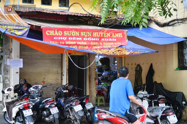 Hà Nội: Cận cảnh phong tỏa, phun khử khuẩn 1 đoạn con phố Đinh Liệt cùng rất nhiều điểm đến của ca dương tính SARS-CoV-2 - Ảnh 12. Hà Nội: Cận cảnh phong tỏa, phun khử khuẩn 1 đoạn con phố Đinh Liệt cùng rất nhiều điểm đến của ca dương tính SARS-CoV-2 - Ảnh 12.