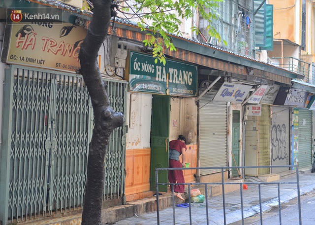 Hà Nội: Cận cảnh phong tỏa, phun khử khuẩn 1 đoạn con phố Đinh Liệt cùng rất nhiều điểm đến của ca dương tính SARS-CoV-2 - Ảnh 4. Hà Nội: Cận cảnh phong tỏa, phun khử khuẩn 1 đoạn con phố Đinh Liệt cùng rất nhiều điểm đến của ca dương tính SARS-CoV-2 - Ảnh 4.