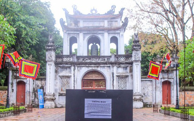 Di tích, đền chùa ở Hà Nội lại 'cửa đóng then cài' vì COVID-19