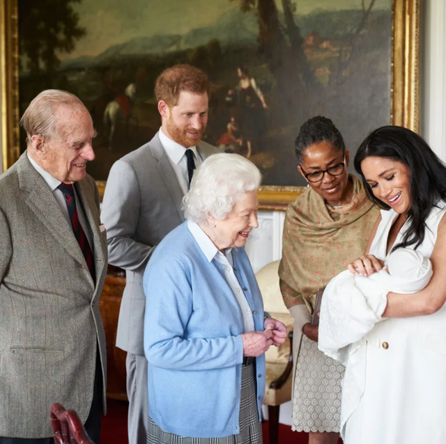 Bé Archie bước sang tuổi lên 2, Nữ hoàng Anh gửi lời chúc mừng kèm tấm hình chứa ẩn ý nhắc nhở Meghan Markle - Ảnh 1.