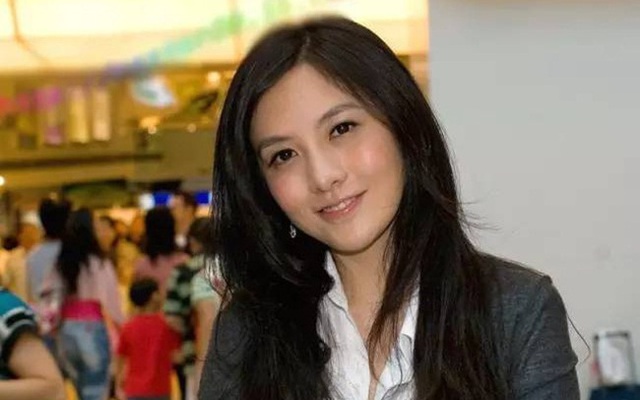 Nữ tỷ phú chịu chơi nhất Trung Quốc: 24 tuổi sở hữu tài sản tỷ đô, bộ sưu tập xe sang toàn là phiên bản giới hạn và cuộc hôn nhân với người chồng kém 5 tuổi gây "sốc" dư luận
