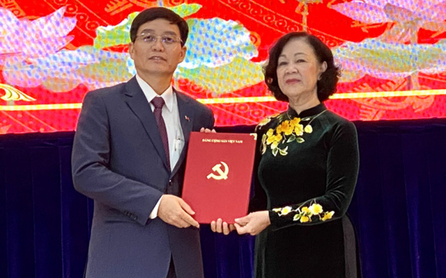 Trưởng Ban Tổ chức Trung ương Trương Thị Mai trao quyết định của Bộ Chính trị cho tân Bí thư Tỉnh ủy Đắk Lawsk Nguyễn Đình Trung.
