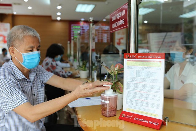  Ngân hàng bật chế độ phòng chống COVID-19 cấp độ mới, tiền thu về đều phải khử khuẩn  - Ảnh 2.