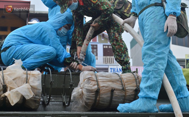 Ảnh: Xe đặc chủng của Bộ Tư lệnh Thủ đô phun khử khuẩn, tiêu độc khu vực phong toả tại Thường Tín - Ảnh 11.