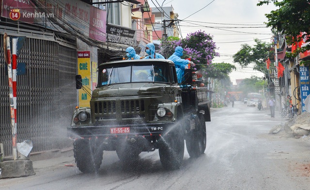 Ảnh: Xe đặc chủng của Bộ Tư lệnh Thủ đô phun khử khuẩn, tiêu độc khu vực phong toả tại Thường Tín - Ảnh 17.