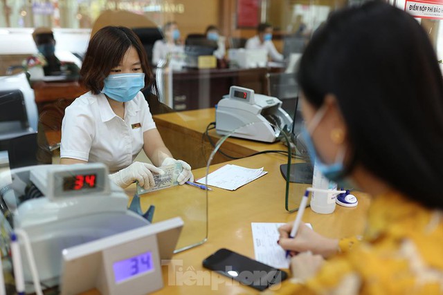  Ngân hàng bật chế độ phòng chống COVID-19 cấp độ mới, tiền thu về đều phải khử khuẩn  - Ảnh 3.