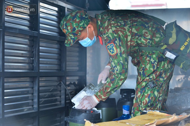Ảnh: Xe đặc chủng của Bộ Tư lệnh Thủ đô phun khử khuẩn, tiêu độc khu vực phong toả tại Thường Tín - Ảnh 4.