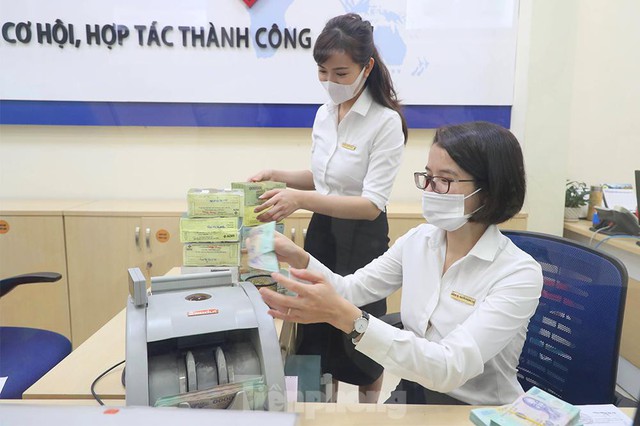  Ngân hàng bật chế độ phòng chống COVID-19 cấp độ mới, tiền thu về đều phải khử khuẩn  - Ảnh 10.