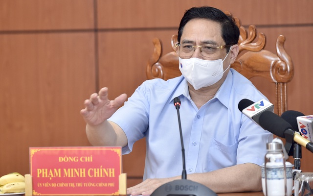 Thủ tướng Phạm Minh Chính phát biểu tại cuộc họp khẩn về phòng chống dịch COVID-19 tại đầu cầu trụ sở UBND tỉnh An Giang. Ảnh: VGP/Nhật Bắc