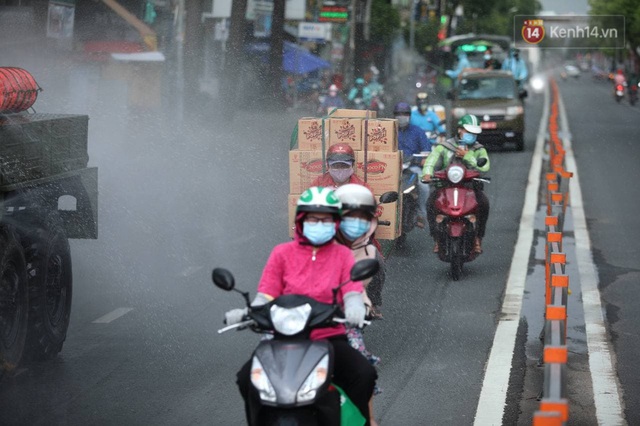  TP.HCM: Lực lượng quân đội tiến hành phun khử trùng tại các điểm nóng Covid-19 ở quận Gò Vấp - Ảnh 13.