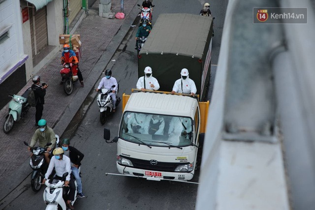  TP.HCM: Lực lượng quân đội tiến hành phun khử trùng tại các điểm nóng Covid-19 ở quận Gò Vấp - Ảnh 3.