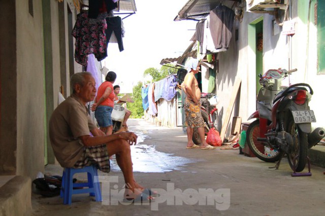  Người dân khu lao động Long Biên khốn đốn trong nắng nóng đổ lửa - Ảnh 25.