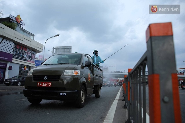  TP.HCM: Lực lượng quân đội tiến hành phun khử trùng tại các điểm nóng Covid-19 ở quận Gò Vấp - Ảnh 8.