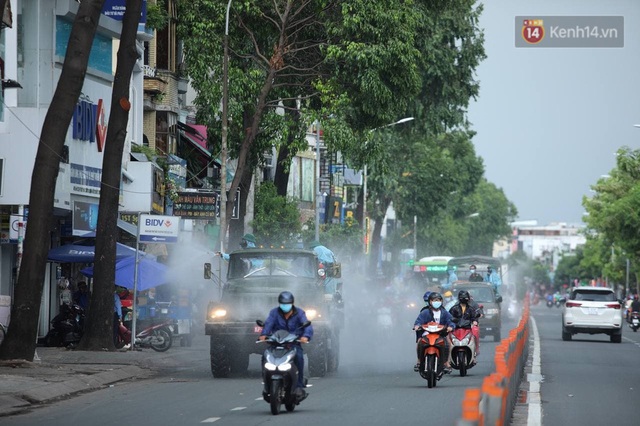  TP.HCM: Lực lượng quân đội tiến hành phun khử trùng tại các điểm nóng Covid-19 ở quận Gò Vấp - Ảnh 10.