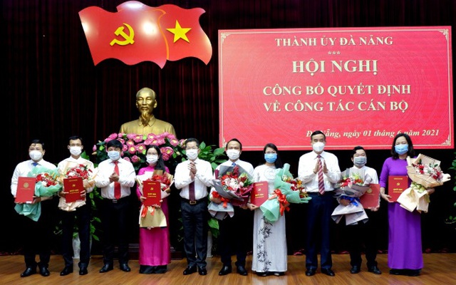 Lãnh đạo thành phố trao Quyết định và tặng hoa chúc mừng cán bộ, công chức nhận nhiệm vụ mới ( Ảnh: Ngô Huyền danang.gov.vn)