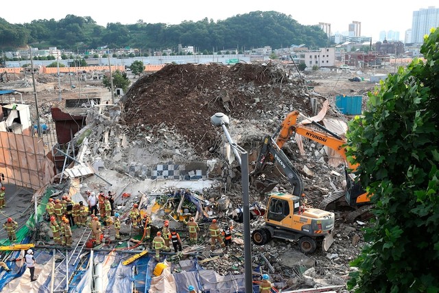 Hàn Quốc: Tòa nhà đổ sập như thảm họa trên phim, 9 người thiệt mạng trong chiếc xe buýt bị đè bẹp - Ảnh 2.