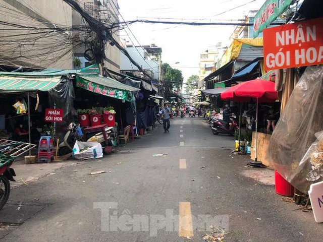 TPHCM mở cửa chợ Đầm Sen 3 ngày để giúp nông dân tiêu thụ hoa - Ảnh 1.