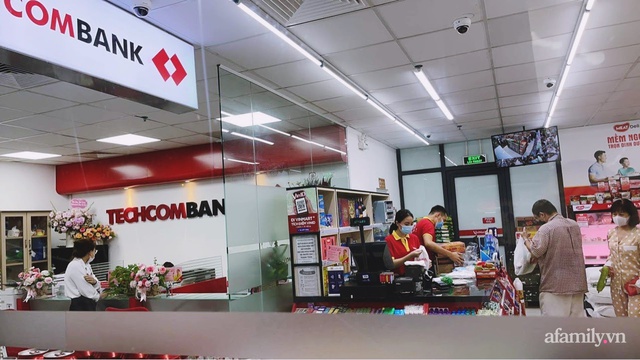 Bên trong cửa hàng VinMart+ với mô hình kết hợp Techcombank và Phúc Long lần đầu tiên xuất hiện tại Hà Nội - Ảnh 4.