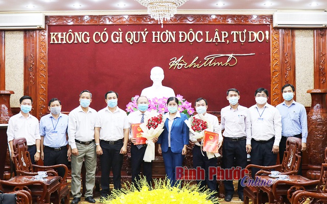 Lãnh đạo tỉnh Bình Phước và đại diện các sở, ngành chúc mừng các cán bộ được bổ nhiệm. ( Ảnh:CTTĐT Bình Phước)