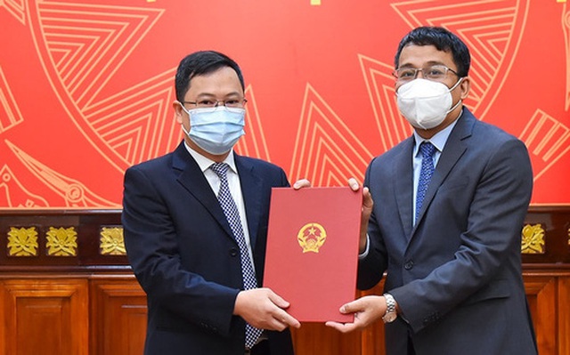 Ủy viên dự khuyết Trung ương Đảng, Thứ trưởng Ngoại giao, Chủ nhiệm Ủy ban Biên giới quốc gia Nguyễn Minh Vũ đã trao quyết định cho ông Phan Kiều Chung.
