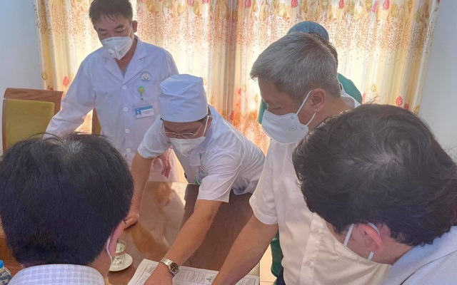 Thứ trưởng Bộ Y tế Nguyễn Trường Sơn chỉ đạo việc thiết lập Trung tâm hồi sức tích cực (ICU) lớn nhất miền Bắc tại BV Tâm thần tỉnh Bắc Giang. Ảnh: VGP/Ngọc Mai
