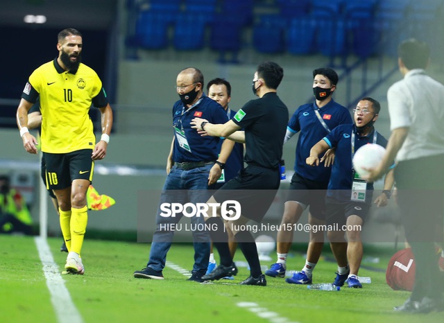 HLV Park Hang-seo bị cấm chỉ đạo trận UAE - Ảnh 2.