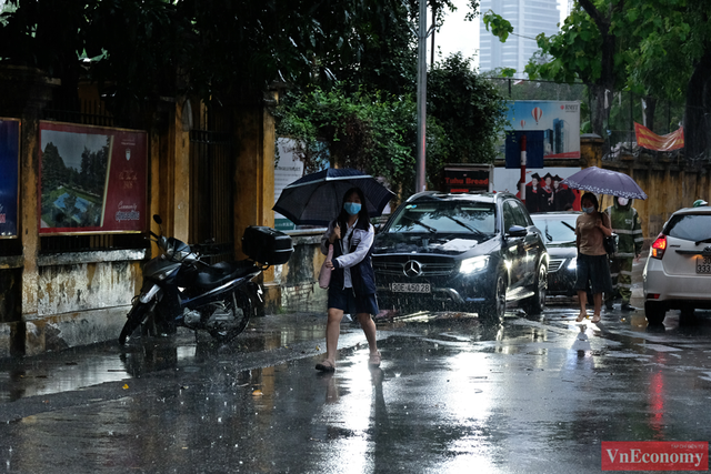 Hà Nội: Hơn 93.000 học sinh đội mưa dự thi vào lớp 10 - Ảnh 1.