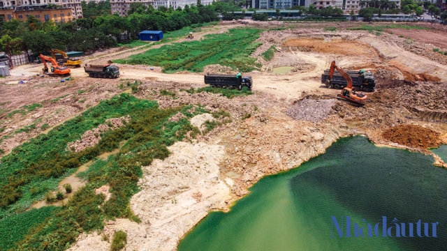 Hà Nội: Đất dự án công viên hồ điều hoà 1.600 tỷ đồng hóa sân bóng, bãi đỗ xe - Ảnh 1.