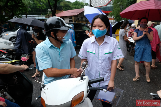 Hà Nội: Hơn 93.000 học sinh đội mưa dự thi vào lớp 10 - Ảnh 14.