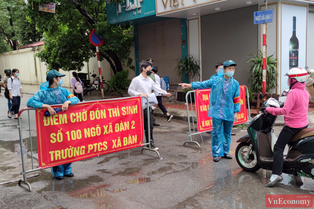 Hà Nội: Hơn 93.000 học sinh đội mưa dự thi vào lớp 10 - Ảnh 7.