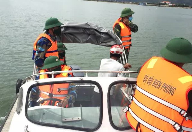  3 ngư dân bất ngờ phát hiện kho báu kim loại dưới đáy biển Quảng Bình  - Ảnh 1.
