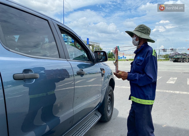 Ảnh: Xót xa những phận đời chật vật mưu sinh trong những ngày giãn cách xã hội ở Sài Gòn - Ảnh 11.