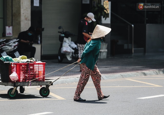 Ảnh: Xót xa những phận đời chật vật mưu sinh trong những ngày giãn cách xã hội ở Sài Gòn - Ảnh 12.