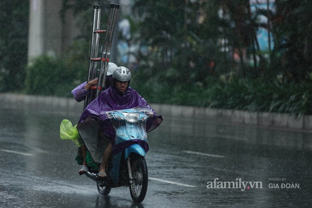 Bão số 2: Người Hà Nội chật vật ra đường trong mưa lớn, gió giật, cần chú ý cảnh giác thời tiết nguy hiểm - Ảnh 7.