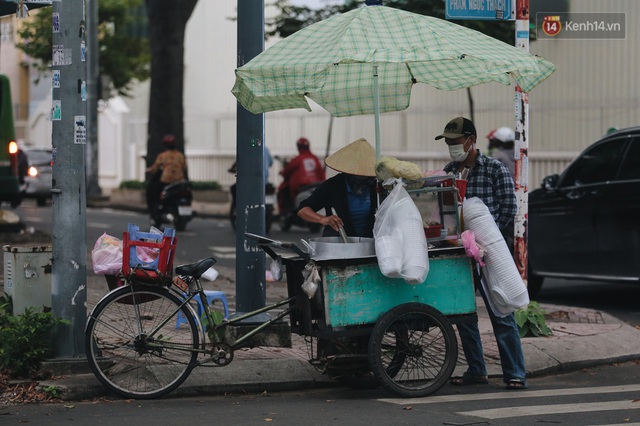 Ảnh: Xót xa những phận đời chật vật mưu sinh trong những ngày giãn cách xã hội ở Sài Gòn - Ảnh 14.