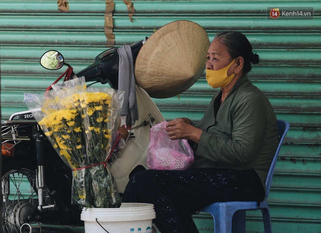 Ảnh: Xót xa những phận đời chật vật mưu sinh trong những ngày giãn cách xã hội ở Sài Gòn - Ảnh 15.