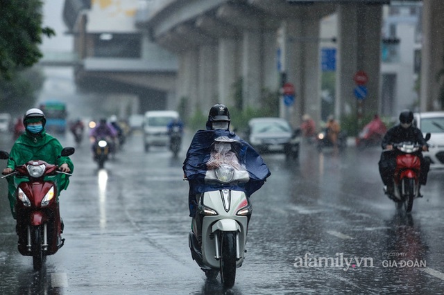 Bão số 2: Người Hà Nội chật vật ra đường trong mưa lớn, gió giật, cần chú ý cảnh giác thời tiết nguy hiểm - Ảnh 9.