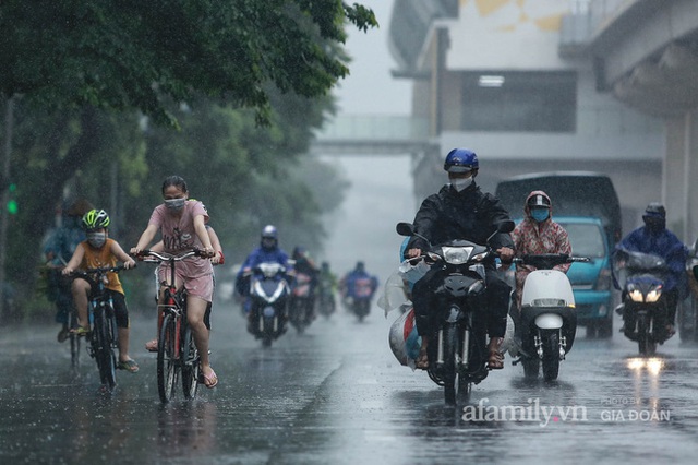 Bão số 2: Người Hà Nội chật vật ra đường trong mưa lớn, gió giật, cần chú ý cảnh giác thời tiết nguy hiểm - Ảnh 10.