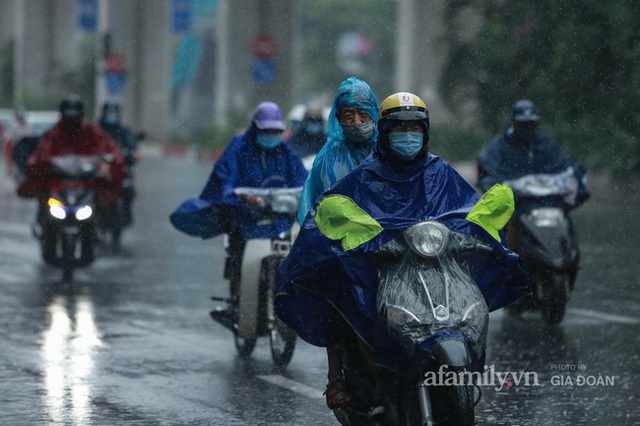 Bão số 2: Người Hà Nội chật vật ra đường trong mưa lớn, gió giật, cần chú ý cảnh giác thời tiết nguy hiểm - Ảnh 3.