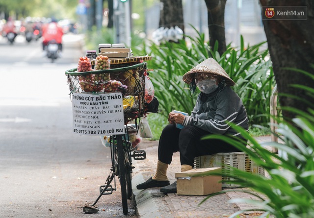 Ảnh: Xót xa những phận đời chật vật mưu sinh trong những ngày giãn cách xã hội ở Sài Gòn - Ảnh 8.