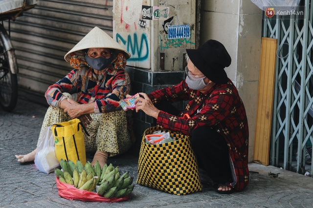 Ảnh: Xót xa những phận đời chật vật mưu sinh trong những ngày giãn cách xã hội ở Sài Gòn - Ảnh 9.